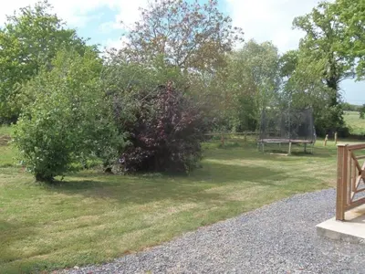 Jardin de l'établissement Charmant gîte familial avec jardin privé et wifi à Falleron - FR-1-426-458
