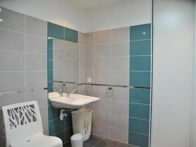 Salle de bains dans l'établissement Gîte charmant avec spa et piscine au cœur du Marais Breton - FR-1-426-280