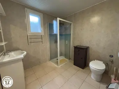Salle de bains dans l'établissement Maison rénovée à la campagne avec terrasse, connexion Wifi incluse - FR-1-426-288