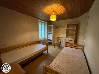 Un ou plusieurs lits dans un hébergement de l'établissement Maison rénovée à la campagne avec terrasse, connexion Wifi incluse - FR-1-426-288