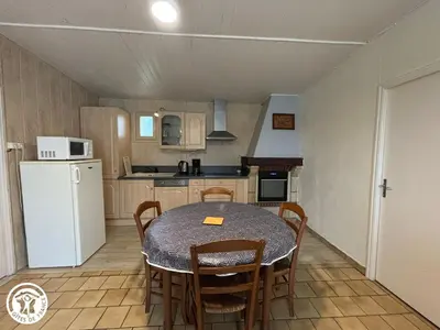 Cuisine ou kitchenette dans l'établissement Maison rénovée à la campagne avec terrasse, connexion Wifi incluse - FR-1-426-288