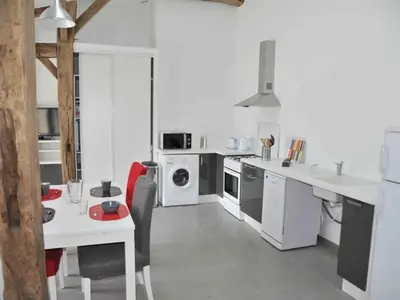 Cuisine ou kitchenette dans l'établissement Gîte rénové avec spa, piscine chauffée, WiFi et accès handicapés au cœur du Marais Breton - FR-1-426-321