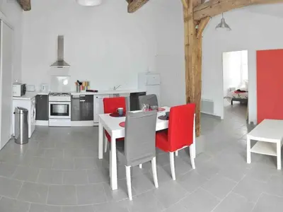 Cuisine ou kitchenette dans l'établissement Gîte rénové avec spa, piscine chauffée, WiFi et accès handicapés au cœur du Marais Breton - FR-1-426-321