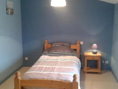 Un ou plusieurs lits dans un hébergement de l'établissement Maison rénovée avec piscine chauffée et jardin clos, proches commodités - Saint-Martin-des-Tilleuls - FR-1-426-335