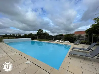 Piscine de l'établissement Maison rénovée avec piscine chauffée et jardin clos, proches commodités - Saint-Martin-des-Tilleuls - FR-1-426-335 ou située à proximité