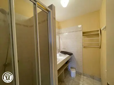Salle de bains dans l'établissement Maison rénovée avec piscine chauffée et jardin clos, proches commodités - Saint-Martin-des-Tilleuls - FR-1-426-335