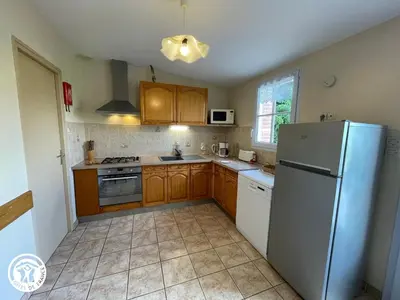 Cuisine ou kitchenette dans l'établissement Maison rénovée avec piscine chauffée et jardin clos, proches commodités - Saint-Martin-des-Tilleuls - FR-1-426-335