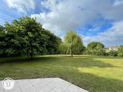 Jardin de l'établissement Maison rénovée avec piscine chauffée et jardin clos, proches commodités - Saint-Martin-des-Tilleuls - FR-1-426-335