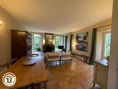 Télévision ou salle de divertissement dans l'établissement Maison rénovée avec piscine et grand jardin, à 2 km de la Vallée de l'Yon - FR-1-426-329