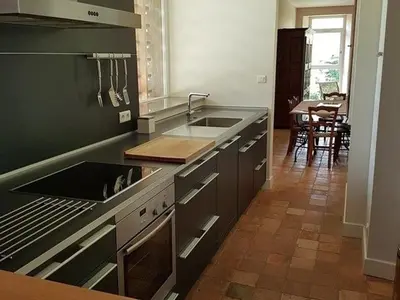 Cuisine ou kitchenette dans l'établissement Maison rénovée avec piscine et grand jardin, à 2 km de la Vallée de l'Yon - FR-1-426-329