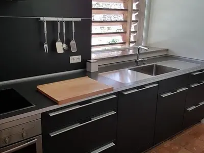Cuisine ou kitchenette dans l'établissement Maison rénovée avec piscine et grand jardin, à 2 km de la Vallée de l'Yon - FR-1-426-329