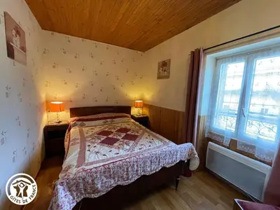 Un ou plusieurs lits dans un hébergement de l'établissement Gîte rustique avec salle de jeux et animaux en campagne - FR-1-426-336