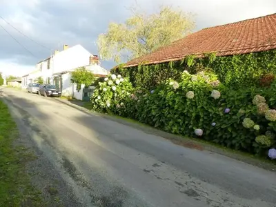 Jardin de l'établissement Gîte rustique avec salle de jeux et animaux en campagne - FR-1-426-336