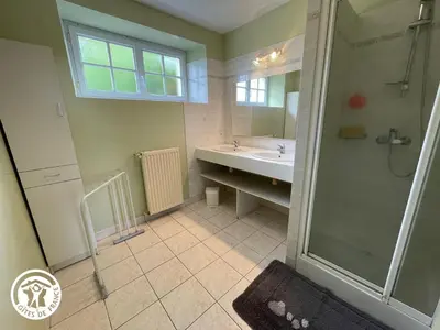 Salle de bains dans l'établissement Maison rénovée avec piscine chauffée, jardin clos et Wi-Fi à Saint-Martin-des-Tilleuls - FR-1-426-355