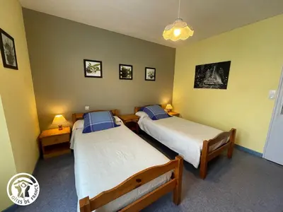 Un ou plusieurs lits dans un hébergement de l'établissement Maison rénovée avec piscine chauffée, jardin clos et Wi-Fi à Saint-Martin-des-Tilleuls - FR-1-426-355