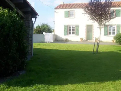 Jardin de l'établissement Maison rénovée avec piscine chauffée, jardin clos et Wi-Fi à Saint-Martin-des-Tilleuls - FR-1-426-355