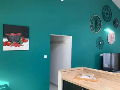 Cuisine ou kitchenette dans l'établissement Maison Traditionnelle Rénovée, Proche Plage, Barbâtre - Terrasse, Wifi, Confort Modern - FR-1-426-371