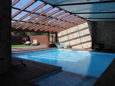 Piscine de l'établissement Gîte de Charme 18ème Siècle avec Piscine et WiFi - Jusqu'à 10 Pers. - FR-1-426-406 ou située à proximité