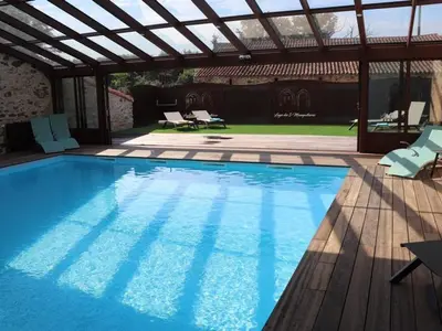 Piscine de l'établissement Gîte de Charme 18ème Siècle avec Piscine et WiFi - Jusqu'à 10 Pers. - FR-1-426-406 ou située à proximité