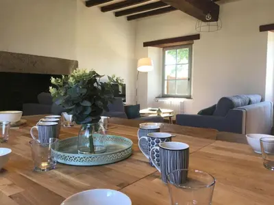 Coin salon dans l'établissement Gîte de Charme 18ème Siècle avec Piscine et WiFi - Jusqu'à 10 Pers. - FR-1-426-406
