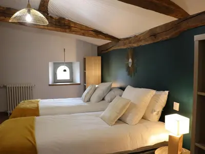 Un ou plusieurs lits dans un hébergement de l'établissement Gîte 18ème avec piscine couverte, terrasse et salle de jeux - 6 pers - FR-1-426-432