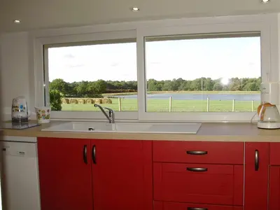 Cuisine ou kitchenette dans l'établissement Charmant Gîte Rénové avec Jardin Privé, Cheminée et WiFi à Vairé, Vendée - FR-1-426-411