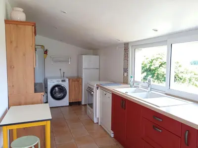 Cuisine ou kitchenette dans l'établissement Charmant Gîte Rénové avec Jardin Privé, Cheminée et WiFi à Vairé, Vendée - FR-1-426-411