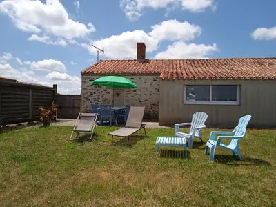 Jardin de l'établissement Charmant Gîte Rénové avec Jardin Privé, Cheminée et WiFi à Vairé, Vendée - FR-1-426-411