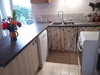 Cuisine ou kitchenette dans l'établissement Gîte authentique avec cheminée, terrasse privée, accessible PMR, pêche et activités ULM - Vendée - FR-1-426-431