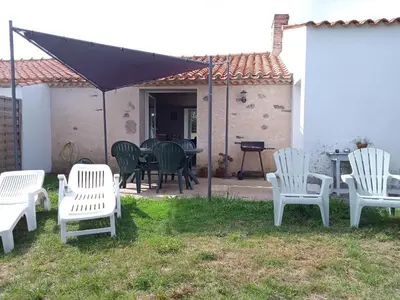 Terrasse ou espace extérieur de l'établissement Gîte authentique avec cheminée, terrasse privée, accessible PMR, pêche et activités ULM - Vendée - FR-1-426-431