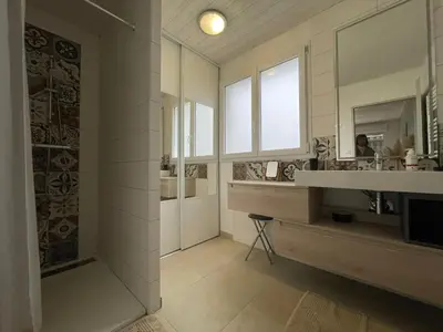 Cuisine ou kitchenette dans l'établissement Maison rénovée proche mer avec terrasse, parking privé et wifi à Barbâtre - FR-1-426-440