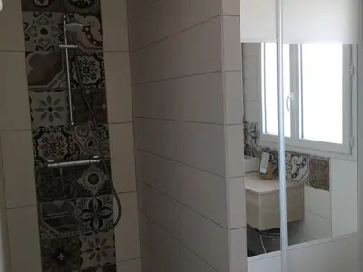 Salle de bains dans l'établissement Maison rénovée proche mer avec terrasse, parking privé et wifi à Barbâtre - FR-1-426-440