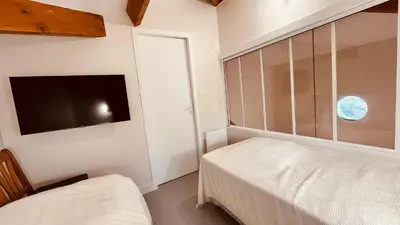 Un ou plusieurs lits dans un hébergement de l'établissement Maison forêt et piscine, les Mas de Vertmarines