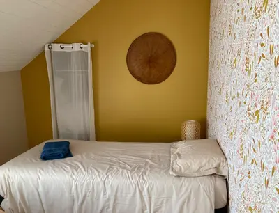 Un ou plusieurs lits dans un hébergement de l'établissement Maison Chiche 4 chambres indépendantes salon cuisine commune