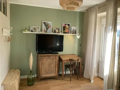 Télévision ou salle de divertissement dans l'établissement Maison Chiche 4 chambres indépendantes salon cuisine commune