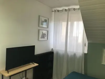 Télévision ou salle de divertissement dans l'établissement Maison Chiche 4 chambres indépendantes salon cuisine commune