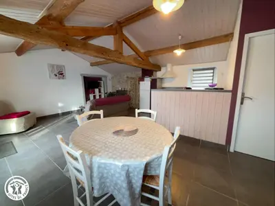 Cuisine ou kitchenette dans l'établissement Charmant gîte 2 pers avec terrasse privative et proche Vélo Rail - FR-1-426-466