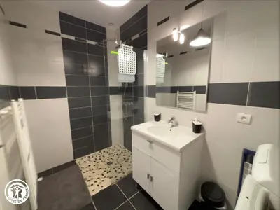 Salle de bains dans l'établissement Charmant gîte 2 pers avec terrasse privative et proche Vélo Rail - FR-1-426-466