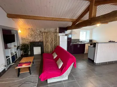 Cuisine ou kitchenette dans l'établissement Charmant gîte 2 pers avec terrasse privative et proche Vélo Rail - FR-1-426-466