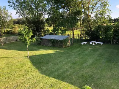 Jardin de l'établissement Charmant gîte 2 pers avec terrasse privative et proche Vélo Rail - FR-1-426-466