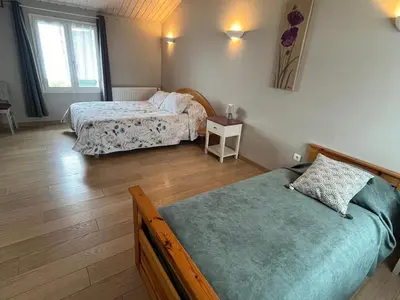 Un ou plusieurs lits dans un hébergement de l'établissement Gîte accessible PMR avec jardin clos, terrasses et proche Vélo Rail à Commequiers - FR-1-426-465