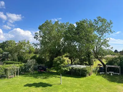 Jardin de l'établissement Gîte accessible PMR avec jardin clos, terrasses et proche Vélo Rail à Commequiers - FR-1-426-465