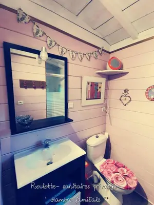 Salle de bains dans l'établissement Juste par hasard chambres d hôtes insolites à 140 m de la mer