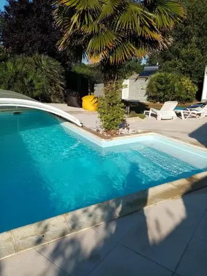 Piscine de l'établissement l'Eden naturiste écureuil ou située à proximité