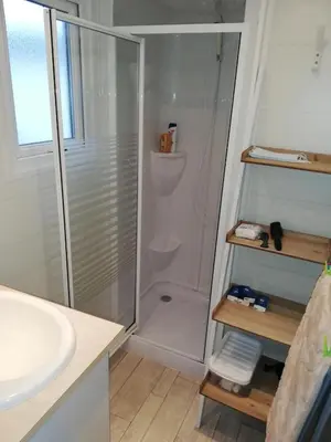 Salle de bains dans l'établissement Mobil home climatisé ETANG DE BESSE