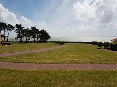 Jardin de l'établissement Appartement en RDC avec terrasse face a la mer