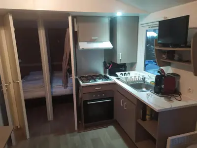 Cuisine ou kitchenette dans l'établissement camping 4**** proche mer