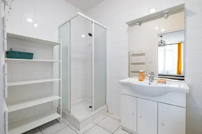 Salle de bains dans l'établissement T2 au calme - Rond Point de Vannes