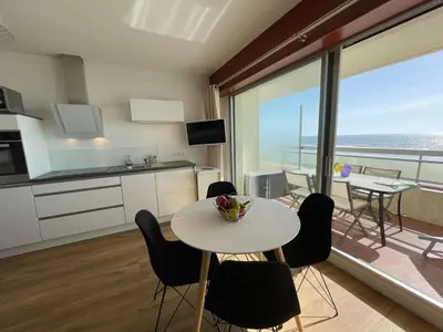 Cuisine ou kitchenette dans l'établissement Grand studio cabine 4 pers, balcon, rénové, proche océan, Saint-Hilaire-de-Riez - FR-1-224C-160