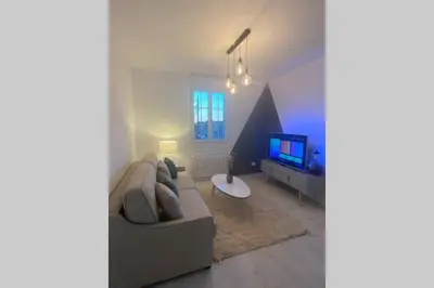 Télévision ou salle de divertissement dans l'établissement Studio cosy refait à neuf,au calme 5 min du centre